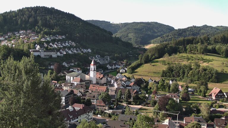 Dieses Bild zeigt eine Webcam-Aufnahme von Ottenhöfen, aufgenommen am Freitag, den 03.07.2026 um 07:50 Uhr