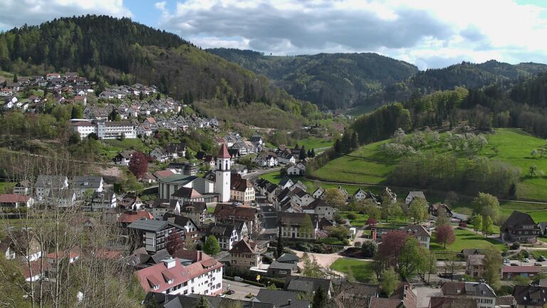 Dieses Bild zeigt eine Webcam-Aufnahme von Ottenhöfen, aufgenommen am Freitag, den 17.04.2026 um 16:30 Uhr