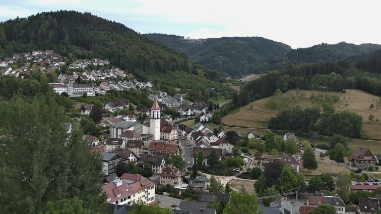 Dieses Bild zeigt eine Webcam-Aufnahme von Ottenhöfen, aufgenommen am Sonntag, den 09.08.2026 um 16:30 Uhr
