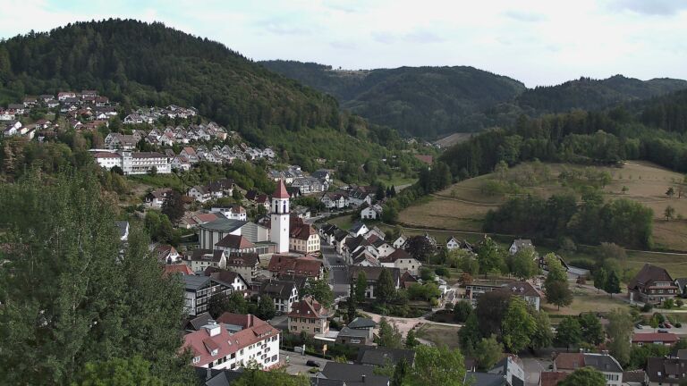 Dieses Bild zeigt eine Webcam-Aufnahme von Ottenhöfen, aufgenommen am Donnerstag, den 27.08.2026 um 17:50 Uhr