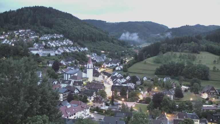 Dieses Bild zeigt eine Webcam-Aufnahme von Ottenhöfen, aufgenommen am Montag, den 01.06.2026 um 05:00 Uhr