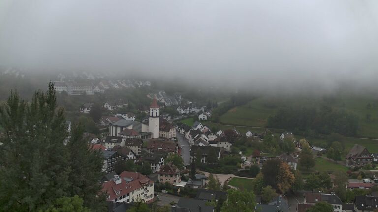 Dieses Bild zeigt eine Webcam-Aufnahme von Ottenhöfen, aufgenommen am Sonntag, den 18.10.2026 um 08:30 Uhr