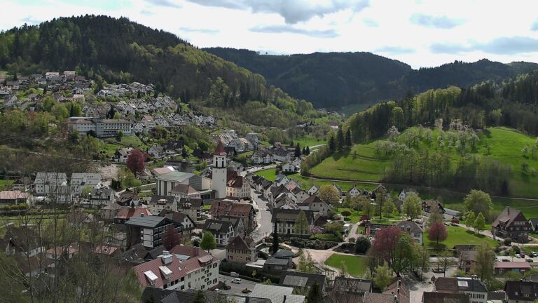 Dieses Bild zeigt eine Webcam-Aufnahme von Ottenhöfen, aufgenommen am Freitag, den 17.04.2026 um 13:20 Uhr