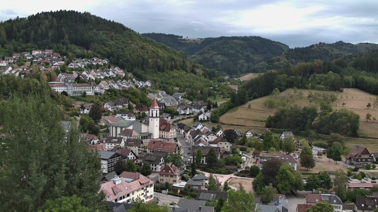 Dieses Bild zeigt eine Webcam-Aufnahme von Ottenhöfen, aufgenommen am Dienstag, den 18.08.2026 um 15:10 Uhr