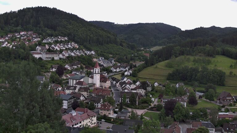 Dieses Bild zeigt eine Webcam-Aufnahme von Ottenhöfen, aufgenommen am Freitag, den 05.06.2026 um 17:00 Uhr