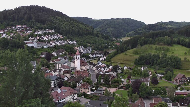 Dieses Bild zeigt eine Webcam-Aufnahme von Ottenhöfen, aufgenommen am Freitag, den 05.06.2026 um 07:10 Uhr