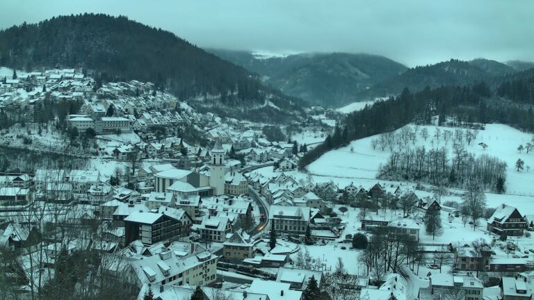 Dieses Bild zeigt eine Webcam-Aufnahme von Ottenhöfen, aufgenommen am Dienstag, den 06.01.2026 um 08:30 Uhr