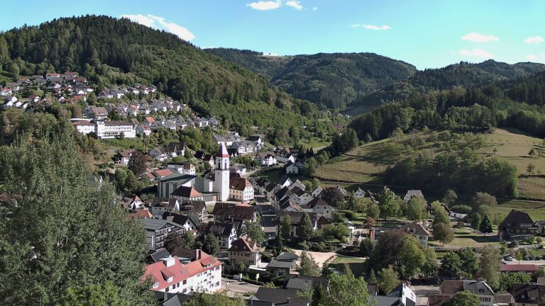 Dieses Bild zeigt eine Webcam-Aufnahme von Ottenhöfen, aufgenommen am Freitag, den 04.09.2026 um 17:00 Uhr