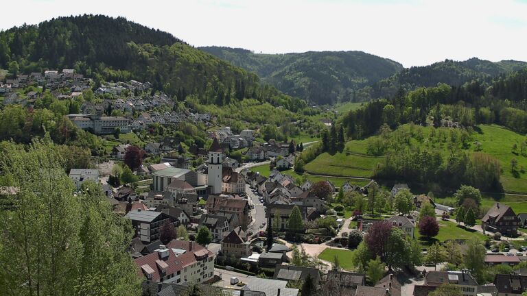 Dieses Bild zeigt eine Webcam-Aufnahme von Ottenhöfen, aufgenommen am Sonntag, den 26.04.2026 um 13:00 Uhr