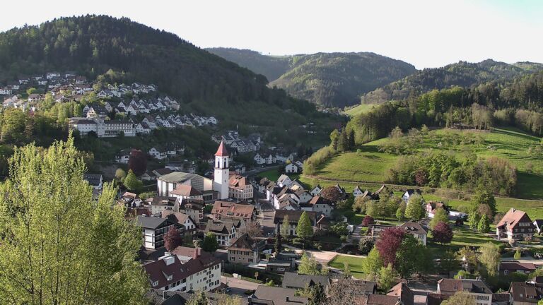 Dieses Bild zeigt eine Webcam-Aufnahme von Ottenhöfen, aufgenommen am Sonntag, den 26.04.2026 um 08:10 Uhr