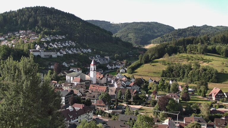 Dieses Bild zeigt eine Webcam-Aufnahme von Ottenhöfen, aufgenommen am Freitag, den 03.07.2026 um 08:00 Uhr