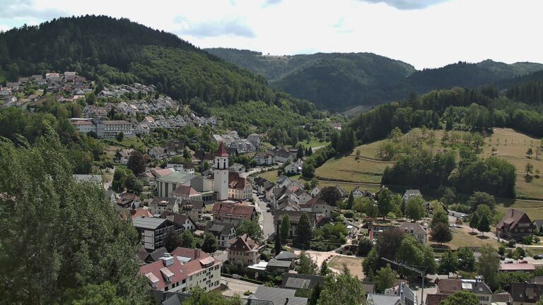 Dieses Bild zeigt eine Webcam-Aufnahme von Ottenhöfen, aufgenommen am Mittwoch, den 05.08.2026 um 13:50 Uhr