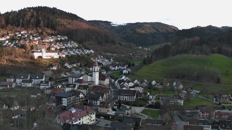 Dieses Bild zeigt eine Webcam-Aufnahme von Ottenhöfen, aufgenommen am Mittwoch, den 01.04.2026 um 19:20 Uhr