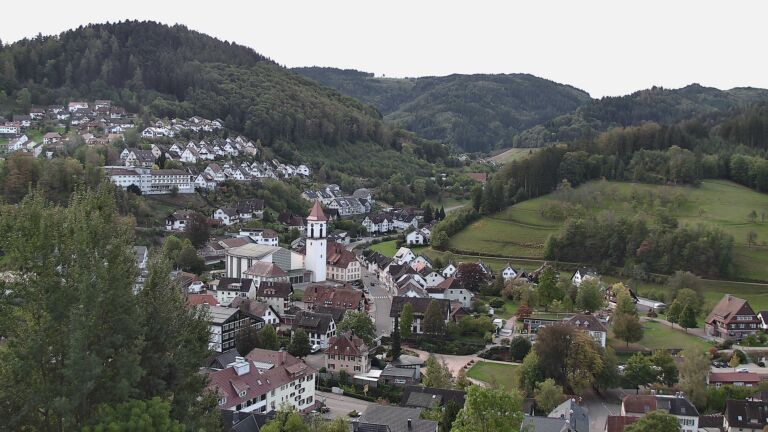 Dieses Bild zeigt eine Webcam-Aufnahme von Ottenhöfen, aufgenommen am Dienstag, den 13.10.2026 um 09:10 Uhr