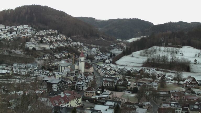 Dieses Bild zeigt eine Webcam-Aufnahme von Ottenhöfen, aufgenommen am Donnerstag, den 01.01.2026 um 08:20 Uhr