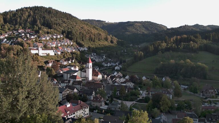 Dieses Bild zeigt eine Webcam-Aufnahme von Ottenhöfen, aufgenommen am Sonntag, den 27.09.2026 um 18:20 Uhr