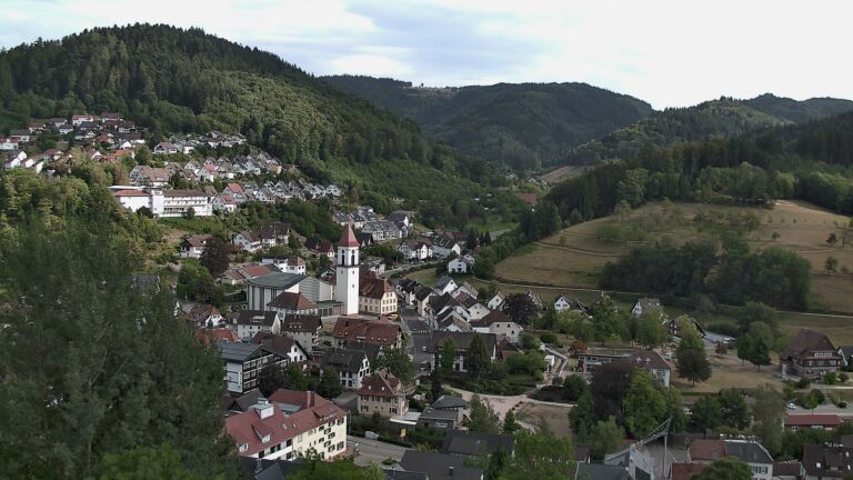 Dieses Bild zeigt eine Webcam-Aufnahme von Ottenhöfen, aufgenommen am Montag, den 10.08.2026 um 17:30 Uhr