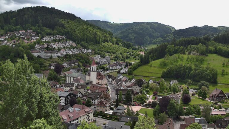 Dieses Bild zeigt eine Webcam-Aufnahme von Ottenhöfen, aufgenommen am Samstag, den 16.05.2026 um 13:50 Uhr