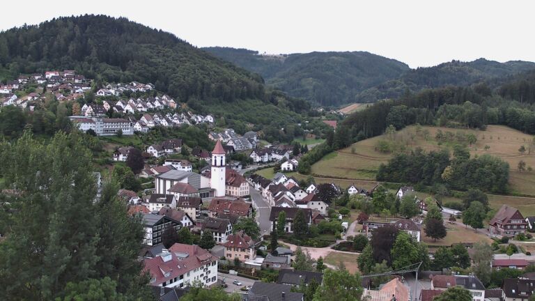 Dieses Bild zeigt eine Webcam-Aufnahme von Ottenhöfen, aufgenommen am Freitag, den 17.07.2026 um 06:00 Uhr