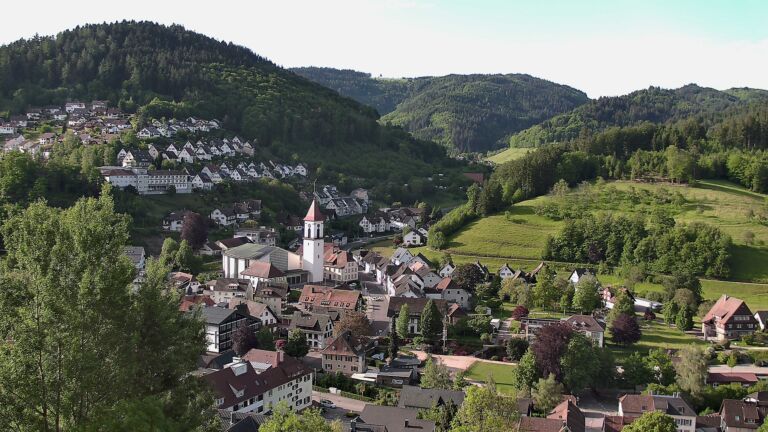 Dieses Bild zeigt eine Webcam-Aufnahme von Ottenhöfen, aufgenommen am Sonntag, den 17.05.2026 um 08:20 Uhr