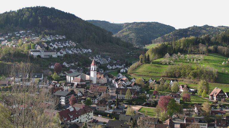 Dieses Bild zeigt eine Webcam-Aufnahme von Ottenhöfen, aufgenommen am Freitag, den 17.04.2026 um 08:20 Uhr