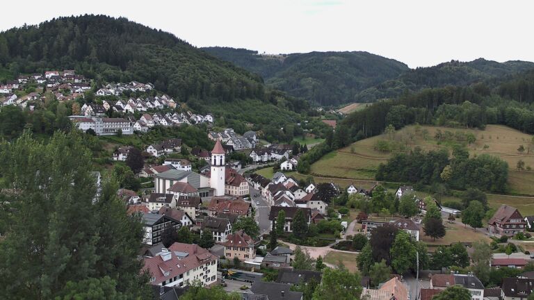 Dieses Bild zeigt eine Webcam-Aufnahme von Ottenhöfen, aufgenommen am Freitag, den 17.07.2026 um 07:10 Uhr