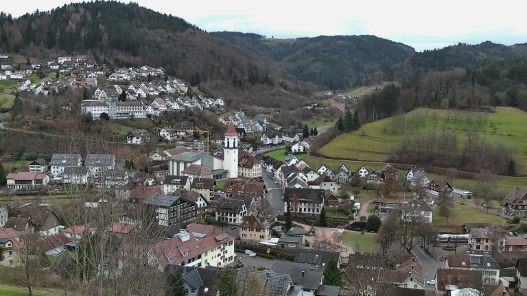 Dieses Bild zeigt eine Webcam-Aufnahme von Ottenhöfen, aufgenommen am Freitag, den 19.12.2025 um 10:30 Uhr