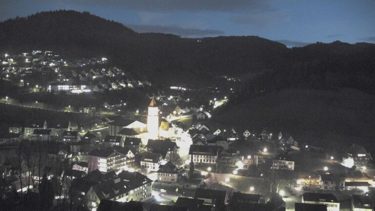 Dieses Bild zeigt eine Webcam-Aufnahme von Ottenhöfen, aufgenommen am Sonntag, den 01.02.2026 um 18:20 Uhr