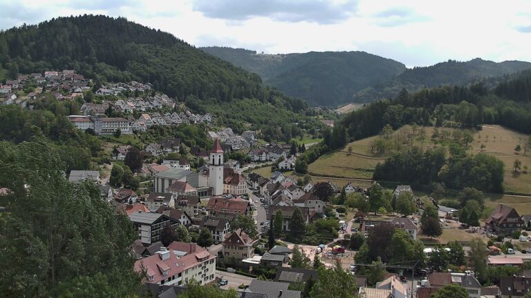 Dieses Bild zeigt eine Webcam-Aufnahme von Ottenhöfen, aufgenommen am Sonntag, den 26.07.2026 um 14:10 Uhr