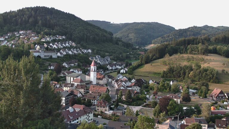 Dieses Bild zeigt eine Webcam-Aufnahme von Ottenhöfen, aufgenommen am Sonntag, den 26.07.2026 um 07:10 Uhr