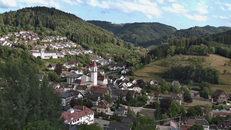 Dieses Bild zeigt eine Webcam-Aufnahme von Ottenhöfen, aufgenommen am Montag, den 27.07.2026 um 19:10 Uhr