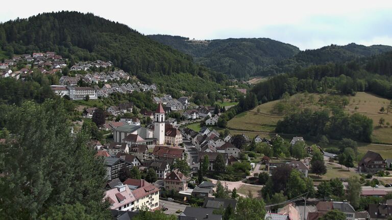 Dieses Bild zeigt eine Webcam-Aufnahme von Ottenhöfen, aufgenommen am Montag, den 13.07.2026 um 15:50 Uhr