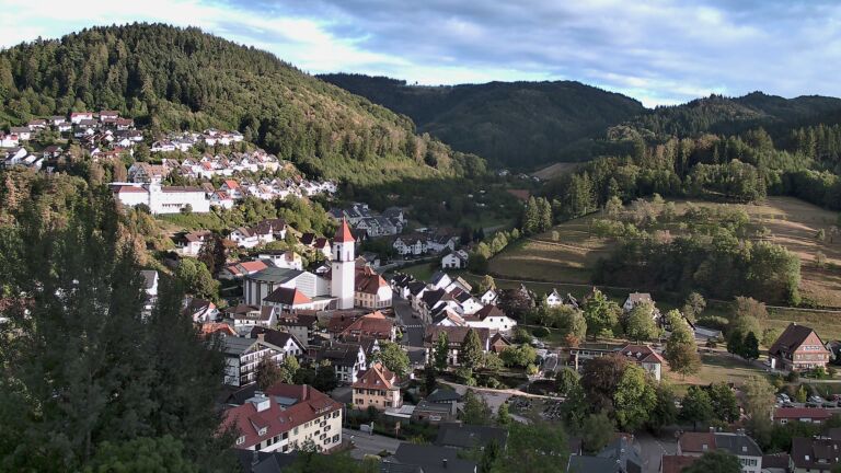 Dieses Bild zeigt eine Webcam-Aufnahme von Ottenhöfen, aufgenommen am Samstag, den 29.08.2026 um 19:20 Uhr