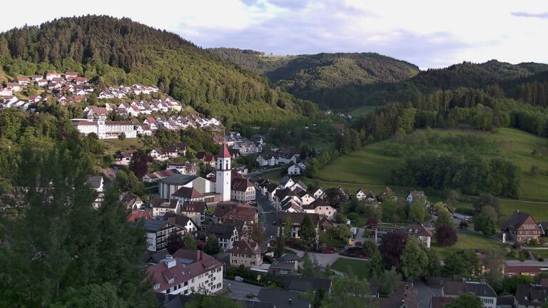 Dieses Bild zeigt eine Webcam-Aufnahme von Ottenhöfen, aufgenommen am Sonntag, den 17.05.2026 um 20:00 Uhr