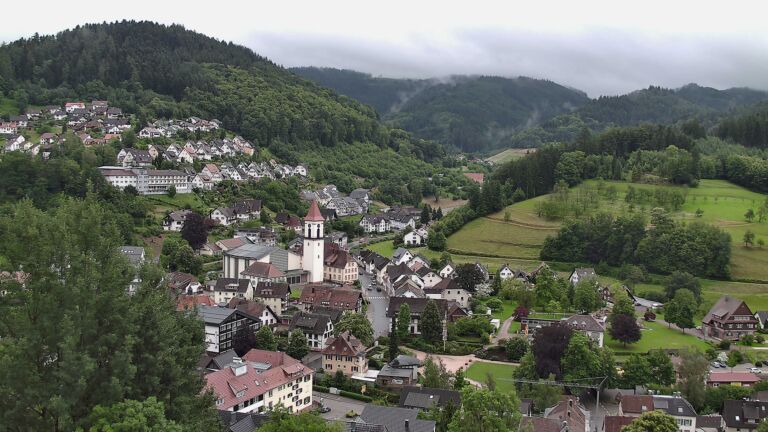 Dieses Bild zeigt eine Webcam-Aufnahme von Ottenhöfen, aufgenommen am Freitag, den 12.06.2026 um 17:10 Uhr