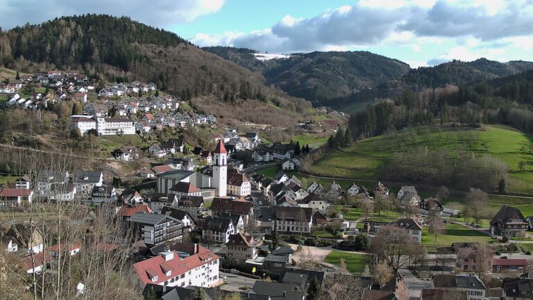 Dieses Bild zeigt eine Webcam-Aufnahme von Ottenhöfen, aufgenommen am Mittwoch, den 01.04.2026 um 17:50 Uhr