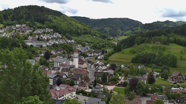 Dieses Bild zeigt eine Webcam-Aufnahme von Ottenhöfen, aufgenommen am Dienstag, den 19.05.2026 um 13:00 Uhr