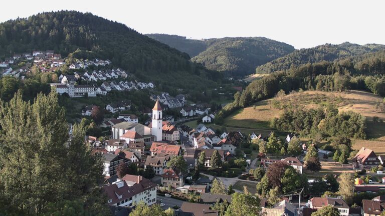 Dieses Bild zeigt eine Webcam-Aufnahme von Ottenhöfen, aufgenommen am Samstag, den 25.07.2026 um 07:10 Uhr