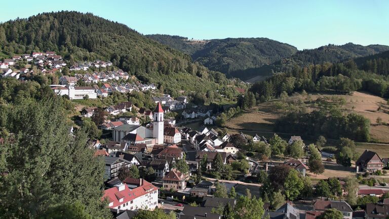 Dieses Bild zeigt eine Webcam-Aufnahme von Ottenhöfen, aufgenommen am Mittwoch, den 12.08.2026 um 18:50 Uhr