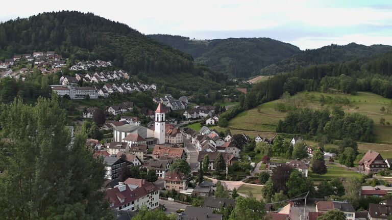 Dieses Bild zeigt eine Webcam-Aufnahme von Ottenhöfen, aufgenommen am Sonntag, den 05.07.2026 um 07:50 Uhr