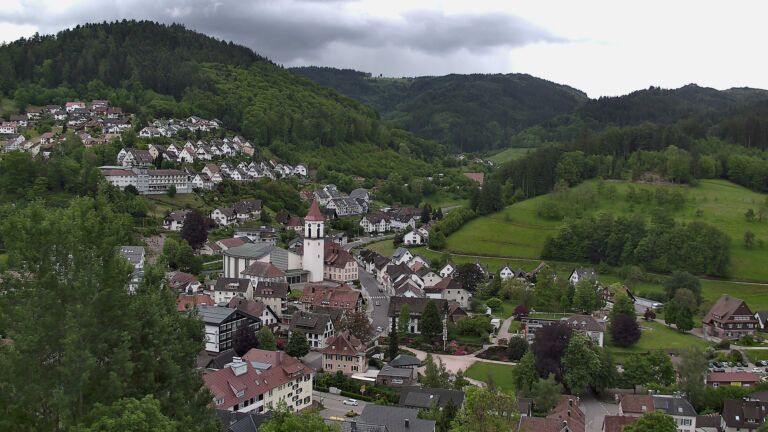 Dieses Bild zeigt eine Webcam-Aufnahme von Ottenhöfen, aufgenommen am Donnerstag, den 14.05.2026 um 13:20 Uhr