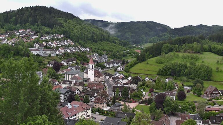 Dieses Bild zeigt eine Webcam-Aufnahme von Ottenhöfen, aufgenommen am Freitag, den 15.05.2026 um 07:50 Uhr