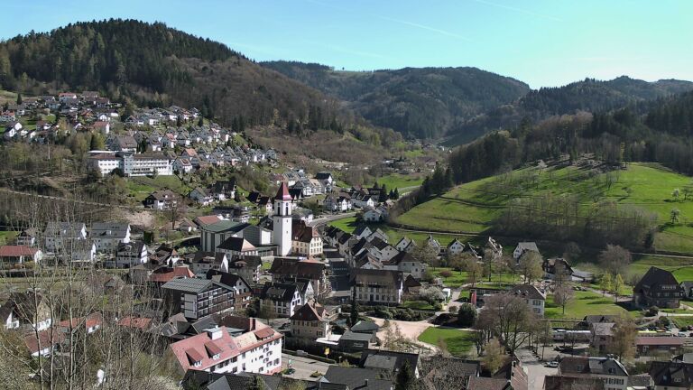 Dieses Bild zeigt eine Webcam-Aufnahme von Ottenhöfen, aufgenommen am Dienstag, den 07.04.2026 um 16:10 Uhr