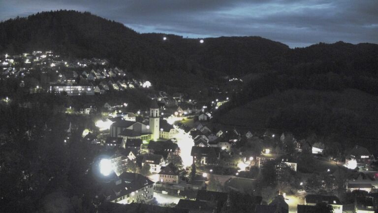 Dieses Bild zeigt eine Webcam-Aufnahme von Ottenhöfen, aufgenommen am Donnerstag, den 22.10.2026 um 19:10 Uhr