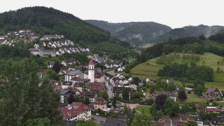 Dieses Bild zeigt eine Webcam-Aufnahme von Ottenhöfen, aufgenommen am Sonntag, den 31.05.2026 um 17:00 Uhr