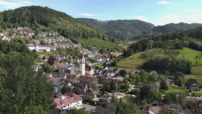 Dieses Bild zeigt eine Webcam-Aufnahme von Ottenhöfen, aufgenommen am Mittwoch, den 17.06.2026 um 17:10 Uhr