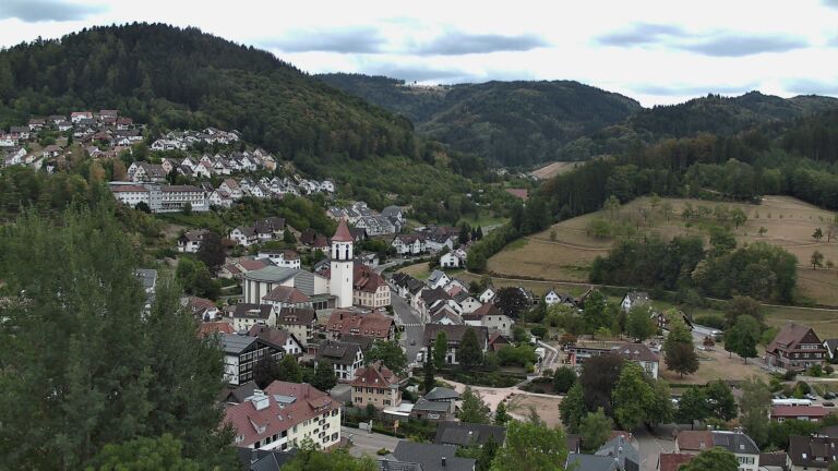Dieses Bild zeigt eine Webcam-Aufnahme von Ottenhöfen, aufgenommen am Dienstag, den 18.08.2026 um 13:20 Uhr