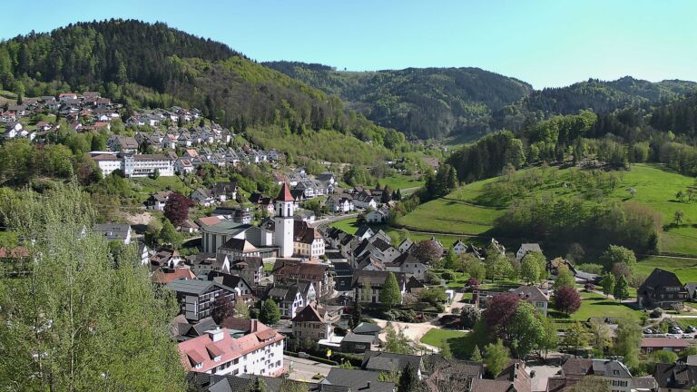 Dieses Bild zeigt eine Webcam-Aufnahme von Ottenhöfen, aufgenommen am Samstag, den 25.04.2026 um 16:20 Uhr