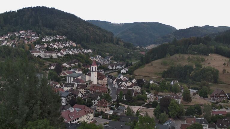 Dieses Bild zeigt eine Webcam-Aufnahme von Ottenhöfen, aufgenommen am Montag, den 17.08.2026 um 19:20 Uhr