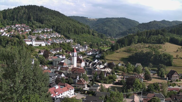 Dieses Bild zeigt eine Webcam-Aufnahme von Ottenhöfen, aufgenommen am Samstag, den 18.07.2026 um 18:10 Uhr
